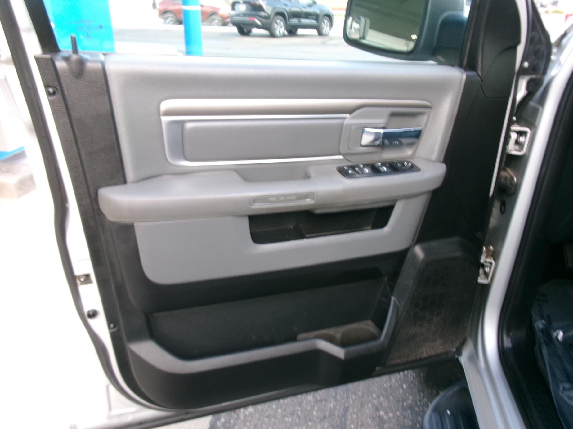 2015 RAM 1500 4WD Crew Cab 5.7 Ft Box Big Horn