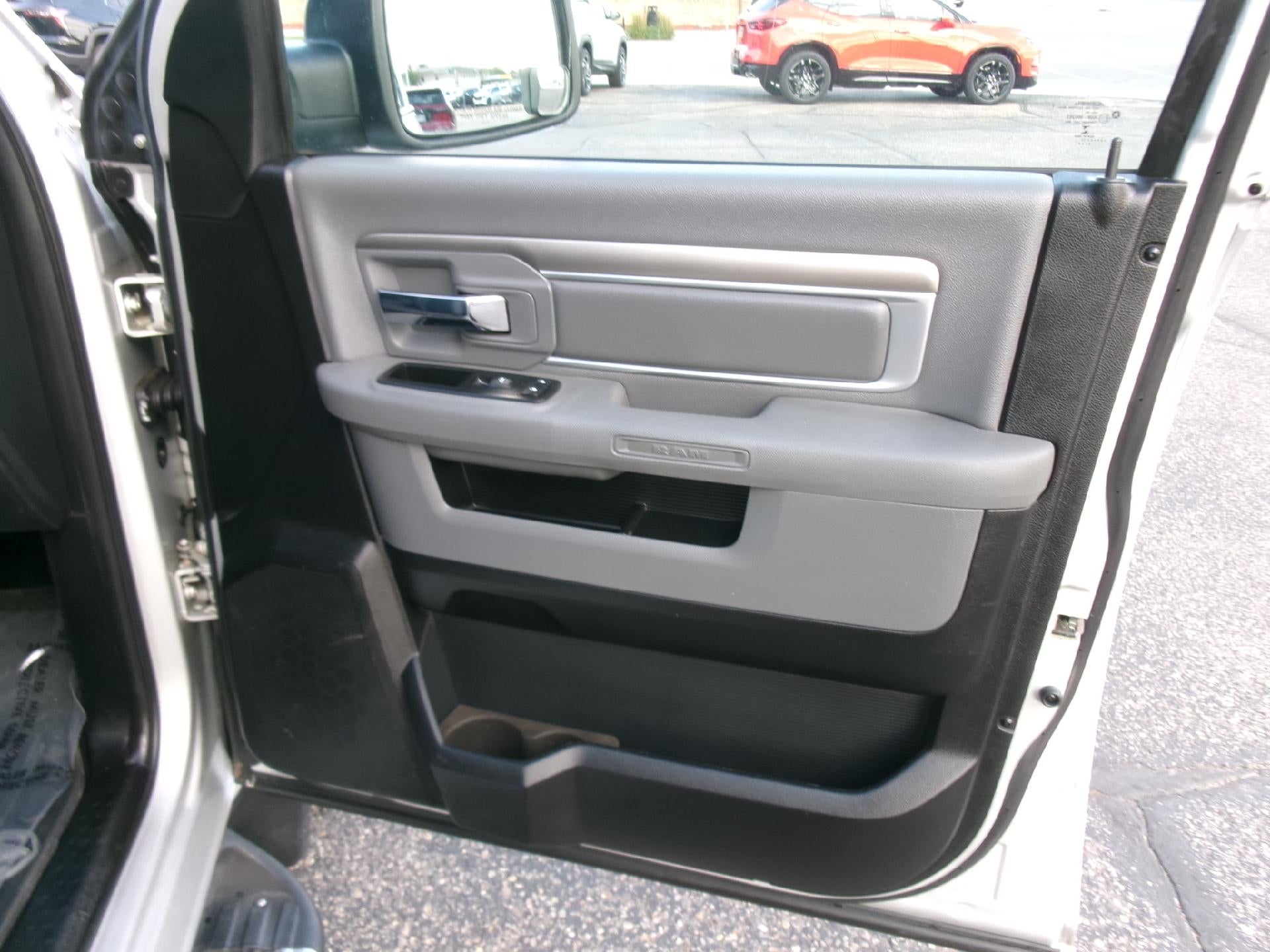 2015 RAM 1500 4WD Crew Cab 5.7 Ft Box Big Horn